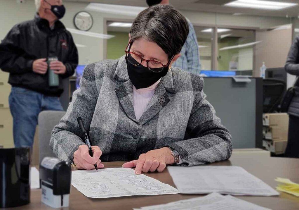 Linda files for second term